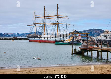 Eppleton Hall et Balclutha navires amarrés à Hyde St Pier vue panoramique sur la baie Banque D'Images