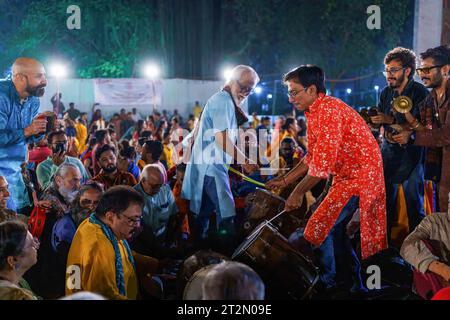 Un groupe joue des instruments indiens traditionnels pendant le festival Navratri. Le festival hindou Navratri, qui dure 9 nuits, est célébré chaque année en octobre dans tout le nord de l'Inde, en particulier dans l'état du Gujarat, pour honorer la déesse Durga et célébrer la victoire du bien sur le mal. Les gens se rassemblent dans des terrains ouverts pour exécuter ensemble la danse traditionnelle Garba portant des robes traditionnelles indiennes kurta et sari. Banque D'Images