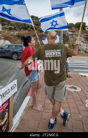 Tel Aviv, Israël - 17 août 2023 : des Israéliens inquiets brandissant des drapeaux manifestent contre la politique de Bibi, Benjamin Netanyahu à tel Aviv, Israël. Banque D'Images