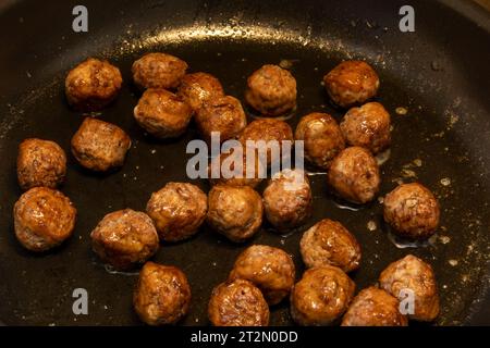 boulettes de viande dans la poêle Banque D'Images