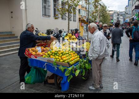 Istanbul, Turquie, les marchands de légumes à un marché alimentaire dans le district d'Uskudar (turc, Üsküdar) sur la rive anatolienne (asiatique) du Bosphore Banque D'Images