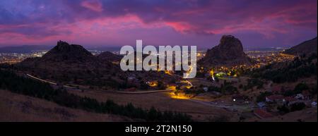 Vue panoramique sur Afyonkarahisar (Afyon) après le coucher du soleil. Voyage en Turquie Banque D'Images