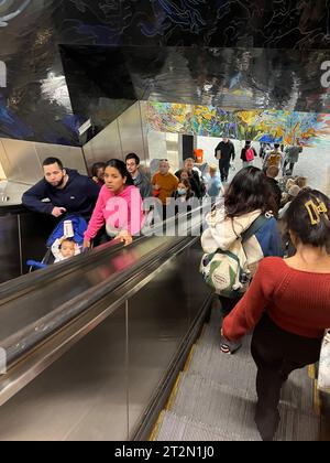 Les escalators emmènent les gens dans Grand Central terminal depuis la station de métro ci-dessous dans le centre de Manhattan. Banque D'Images