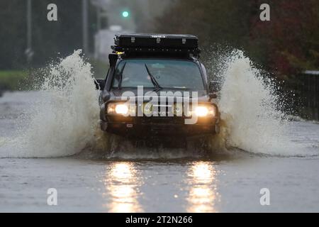 Allerton Bywater, Royaume-Uni. 20 octobre 2023. Un véhicule 4x4 brave une route inondée à Allerton Bywater, Leeds après que la rivière aire a éclaté ses rives alors que la tempête Babet frappe le Royaume-Uni à Allerton Bywater, Allerton Bywater, Royaume-Uni, le 20 octobre 2023 (photo de James Heaton/News Images) à Allerton Bywater, Royaume-Uni le 10/20/2023. (Photo de James Heaton/News Images/Sipa USA) crédit : SIPA USA/Alamy Live News Banque D'Images