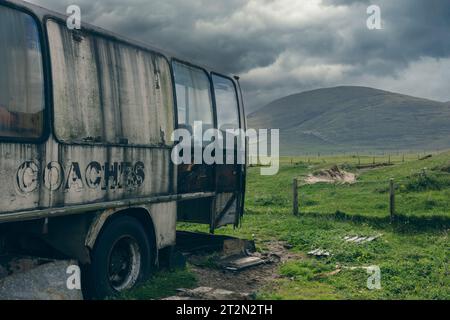 Le bus Scarista est un ancien bus abandonné parmi les dunes de Scarista Beach, île de Harris, qui était autrefois un refuge pour les scouts. Banque D'Images