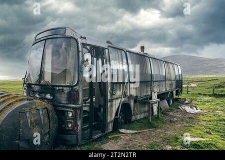 Le bus Scarista est un ancien bus abandonné parmi les dunes de Scarista Beach, île de Harris, qui était autrefois un refuge pour les scouts. Banque D'Images