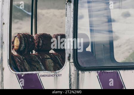 Le bus Scarista est un ancien bus abandonné parmi les dunes de Scarista Beach, île de Harris, qui était autrefois un refuge pour les scouts. Banque D'Images