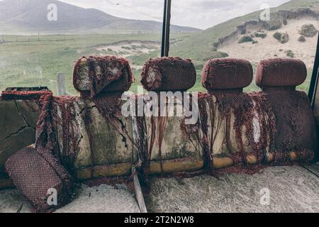 Le bus Scarista est un ancien bus abandonné parmi les dunes de Scarista Beach, île de Harris, qui était autrefois un refuge pour les scouts. Banque D'Images