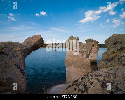 Historical Forty Stairs Rock et chambres rocheuses phrygiennes au bord du lac Emre. Vallée phrygienne. Destinations de voyage en Turquie. District d'Ihsaniye, Afyonkarahisa Banque D'Images