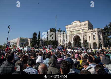 Istanbul, Turquie. 20 octobre 2023. Les manifestants se rassemblent sur la place Beyazit pendant le rassemblement. Les manifestants se sont rassemblés sur la place Beyazit après la prière du vendredi à Istanbul et ont protesté contre les attaques israéliennes contre les civils à Gaza en scandant des slogans avec des banderoles qu'ils tenaient dans les mains. Crédit : SOPA Images Limited/Alamy Live News Banque D'Images