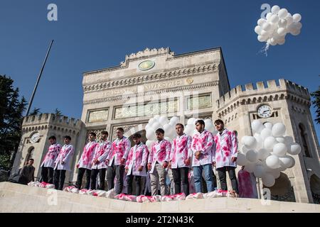 Istanbul, Turquie. 20 octobre 2023. Un groupe de manifestants se tient devant l'université d'Istanbul à Beyazit alors qu'ils participent à la manifestation. Les manifestants se sont rassemblés sur la place Beyazit après la prière du vendredi à Istanbul et ont protesté contre les attaques israéliennes contre les civils à Gaza en scandant des slogans avec des banderoles qu'ils tenaient dans les mains. Crédit : SOPA Images Limited/Alamy Live News Banque D'Images