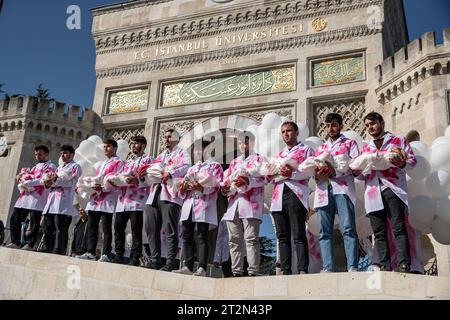 Istanbul, Turquie. 20 octobre 2023. Un groupe de manifestants se tient devant l'université d'Istanbul à Beyazit alors qu'ils participent à la manifestation. Les manifestants se sont rassemblés sur la place Beyazit après la prière du vendredi à Istanbul et ont protesté contre les attaques israéliennes contre les civils à Gaza en scandant des slogans avec des banderoles qu'ils tenaient dans les mains. Crédit : SOPA Images Limited/Alamy Live News Banque D'Images