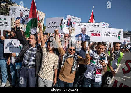 Istanbul, Turquie. 20 octobre 2023. Les manifestants brandissent des pancartes pendant la manifestation. Les manifestants se sont rassemblés sur la place Beyazit après la prière du vendredi à Istanbul et ont protesté contre les attaques israéliennes contre les civils à Gaza en scandant des slogans avec des banderoles qu'ils tenaient dans les mains. (Photo Onur Dogman/SOPA Images/Sipa USA) crédit : SIPA USA/Alamy Live News Banque D'Images