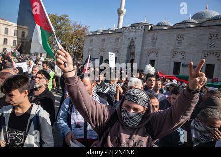 Istanbul, Turquie. 20 octobre 2023. Un manifestant vu tenant un drapeau palestinien pendant le rassemblement. Les manifestants se sont rassemblés sur la place Beyazit après la prière du vendredi à Istanbul et ont protesté contre les attaques israéliennes contre les civils à Gaza en scandant des slogans avec des banderoles qu'ils tenaient dans les mains. (Photo Onur Dogman/SOPA Images/Sipa USA) crédit : SIPA USA/Alamy Live News Banque D'Images