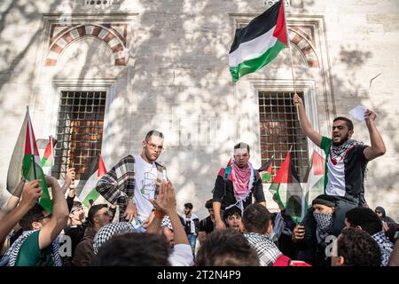 Istanbul, Turquie. 20 octobre 2023. Un manifestant vu tenant un drapeau palestinien pendant le rassemblement. Les manifestants se sont rassemblés sur la place Beyazit après la prière du vendredi à Istanbul et ont protesté contre les attaques israéliennes contre les civils à Gaza en scandant des slogans avec des banderoles qu'ils tenaient dans les mains. (Photo Onur Dogman/SOPA Images/Sipa USA) crédit : SIPA USA/Alamy Live News Banque D'Images