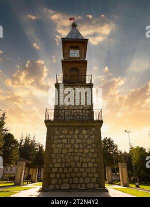 Tour de l'horloge Bilecik au coucher du soleil. Il est situé dans le jardin du palais municipal de Bilecik. Banque D'Images