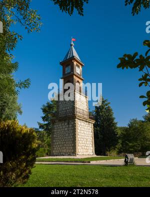 Tour de l'horloge Bilecik. Il est situé dans le jardin du palais municipal de Bilecik. Banque D'Images