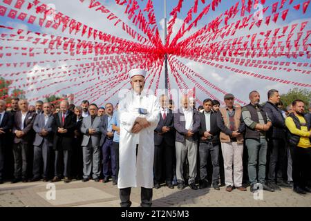 20 octobre 2023 : Gaziantep, Turkiye. 20 octobre 2023. Une manifestation de masse pro-Gaza a lieu à Gaziantep après la prière du vendredi, au milieu de l'offensive militaire israélienne dans l'enclave palestinienne. Le rassemblement a commencé à la mosquée Ulu Cami et s'est terminé sur la place de la démocratie, les participants ayant renoncé au drapeau national palestinien et aux banderoles en solidarité avec les Palestiniens de Gaza et condamnant ce qu'ils appellent les ''massacres israéliens'' dans l'enclave palestinienne. Des manifestants ont piétiné le drapeau israélien pendant la manifestation (crédit image : © Muhammad ATA/IMAGESLIVE via ZUMA Press Wire) Ed Banque D'Images