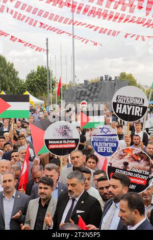 20 octobre 2023 : Gaziantep, Turkiye. 20 octobre 2023. Une manifestation de masse pro-Gaza a lieu à Gaziantep après la prière du vendredi, au milieu de l'offensive militaire israélienne dans l'enclave palestinienne. Le rassemblement a commencé à la mosquée Ulu Cami et s'est terminé sur la place de la démocratie, les participants ayant renoncé au drapeau national palestinien et aux banderoles en solidarité avec les Palestiniens de Gaza et condamnant ce qu'ils appellent les ''massacres israéliens'' dans l'enclave palestinienne. Des manifestants ont piétiné le drapeau israélien pendant la manifestation (crédit image : © Muhammad ATA/IMAGESLIVE via ZUMA Press Wire) Ed Banque D'Images