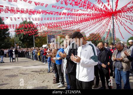 20 octobre 2023 : Gaziantep, Turkiye. 20 octobre 2023. Une manifestation de masse pro-Gaza a lieu à Gaziantep après la prière du vendredi, au milieu de l'offensive militaire israélienne dans l'enclave palestinienne. Le rassemblement a commencé à la mosquée Ulu Cami et s'est terminé sur la place de la démocratie, les participants ayant renoncé au drapeau national palestinien et aux banderoles en solidarité avec les Palestiniens de Gaza et condamnant ce qu'ils appellent les ''massacres israéliens'' dans l'enclave palestinienne. Des manifestants ont piétiné le drapeau israélien pendant la manifestation (crédit image : © Muhammad ATA/IMAGESLIVE via ZUMA Press Wire) Ed Banque D'Images