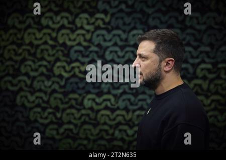 Kherson, Ukraine. 20 octobre 2023. Le président ukrainien Volodymyr Zelenskyy prononce des remarques aux agents de renseignement lors d'une visite avec l'unité de renseignement des gardes-frontières sur les lignes de front, le 20 octobre 2023 dans l'oblast de Kherson, en Ukraine. Crédit : Pool photo/Ukrainian Presidential Press Office/Alamy Live News Banque D'Images