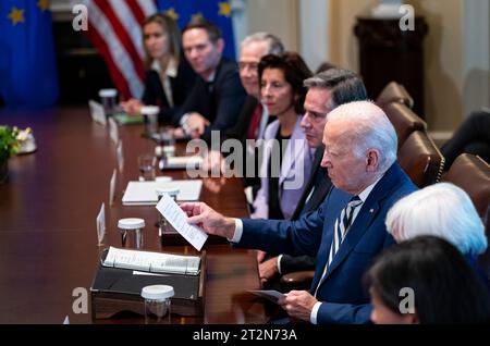 Le président des États-Unis Joe Biden examine ses notes lors d'une réunion dans la salle du Cabinet de la Maison Blanche à Washington, DC, États-Unis, le vendredi 20 octobre, 2023. les États-Unis et l ' Union européenne n ' ont pas réussi à parvenir à un accord sur l ' acier et l ' aluminium avant le sommet de vendredi et sont sur le point de poursuivre les négociations jusqu ' à la fin de l ' année, date à laquelle les droits de douane seraient rétablis sur des milliards de dollars de commerce transatlantique en l ' absence d ' un accord. Crédit : Al Drago/Pool via CNP/MediaPunch Banque D'Images