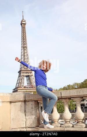 BON MOMENT À PARIS AVEC LA TOUR EIFFEL Banque D'Images