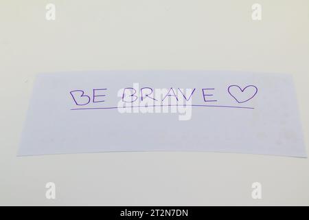 Soyez brave note manuscrite isolée sur blanc Banque D'Images