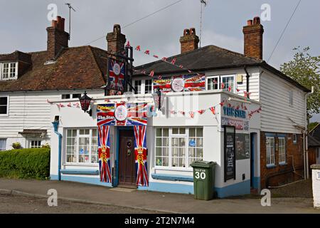 La Star public House dans le village Kent de Rolvenden, Royaume-Uni pendant les célébrations du couronnement du roi Charles III Banque D'Images