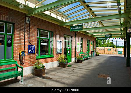 Gare d'Okehampton, sur la ligne Dartmoor, qui a rouvert au trafic ferroviaire régulier en 2021 après sa fermeture en 1972 Banque D'Images