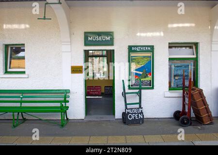 Gare d'Okehampton, sur la ligne Dartmoor, qui a rouvert au trafic ferroviaire régulier en 2021 après sa fermeture en 1972 Banque D'Images