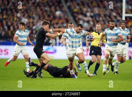 L'Argentin Facundo ISA affronté par le Néo-Zélandais Beauden Barrett lors du match de demi-finale de la coupe du monde de Rugby 2023 au Stade de France à Saint Denis. Date de la photo : Vendredi 20 octobre 2023. Banque D'Images