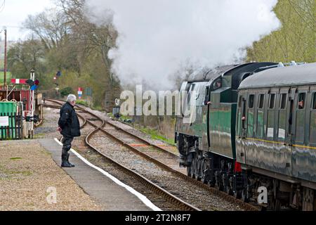 La locomotive à vapeur « Battle of Britain Class » 34072 traverse la gare de Wittersham Road sur le Kent & East Sussex Railway Banque D'Images