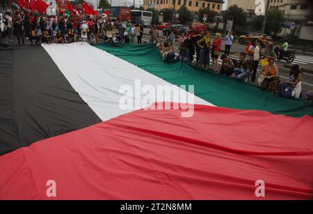 Manifestation de solidarité pour le peuple palestinien en signe de paix pour les habitants de Gaza à Naples / Italie le 20 octobre 2023 Banque D'Images