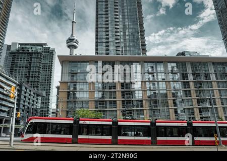 Tramway rouge et condos au centre-ville de Toronto, Ontario, Canada. Banque D'Images