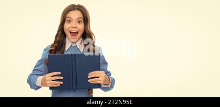 Lors de l'obtention d'un nouveau livre. Livre de garde d'enfants heureux. Bibliothèque savante. Éducation scolaire. Bannière de l'élève de la jeune fille. Portrait de l'enfant de l'école avec Banque D'Images