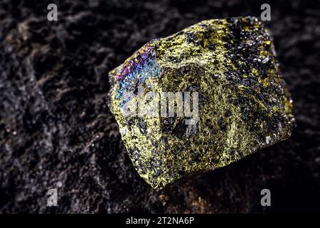 roche avec des traces de cuivre, extraction du cuivre à travers la roche basaltique. Banque D'Images