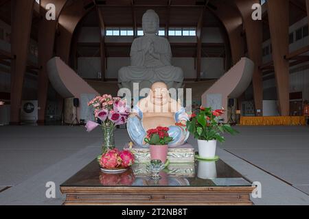 L'intérieur du monastère bouddhiste Chuang yen à Carmel, comté de Putnam, New York, montrant la plus grande statue de Bouddha de l'hémisphère occidental. Banque D'Images