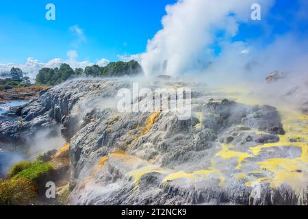 Pohutu et Prince of Wales geysers, te Puia, Rotorua, Nouvelle-Zélande, Banque D'Images