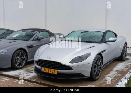 Gris Aston Martin DB11 garé dans la rue Banque D'Images