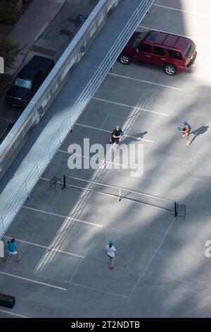 Vue à grand angle des joueurs de pickleball sur un court temporaire sur le toit de la rampe de stationnement à Austin, Texas Banque D'Images