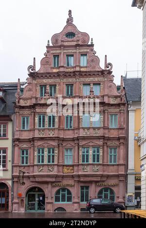 Le plus ancien bâtiment résidentiel de la vieille ville de Heidelberg est construit en grès rouge Banque D'Images