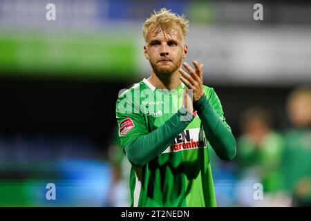 Dordrecht, pays-Bas. 20 octobre 2023. DORDRECHT, PAYS-BAS - 20 OCTOBRE : Jari Schuurman du FC Dordrecht applaudit pour les supporters lors du match néerlandais Keuken Kampioen Divisie entre le FC Dordrecht et Jong Ajax au Matchoholic Stadion le 20 octobre 2023 à Dordrecht, pays-Bas. (Photo Hans van der Valk/Orange Pictures) crédit : Orange pics BV/Alamy Live News Banque D'Images