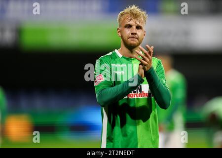 Dordrecht, pays-Bas. 20 octobre 2023. DORDRECHT, PAYS-BAS - 20 OCTOBRE : Jari Schuurman du FC Dordrecht applaudit pour les supporters lors du match néerlandais Keuken Kampioen Divisie entre le FC Dordrecht et Jong Ajax au Matchoholic Stadion le 20 octobre 2023 à Dordrecht, pays-Bas. (Photo Hans van der Valk/Orange Pictures) crédit : Orange pics BV/Alamy Live News Banque D'Images