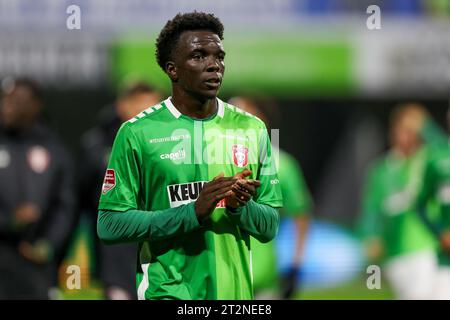 Dordrecht, pays-Bas. 20 octobre 2023. DORDRECHT, PAYS-BAS - 20 OCTOBRE : Korede Osundina du FC Dordrecht applaudit les supporters lors du match néerlandais Keuken Kampioen Divisie entre le FC Dordrecht et Jong Ajax au Matchoholic Stadion le 20 octobre 2023 à Dordrecht, pays-Bas. (Photo Hans van der Valk/Orange Pictures) crédit : Orange pics BV/Alamy Live News Banque D'Images