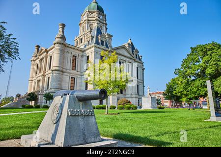 1861 à 1865 canons devant le palais de justice du comté de Whitley sur une magnifique journée d'été Banque D'Images