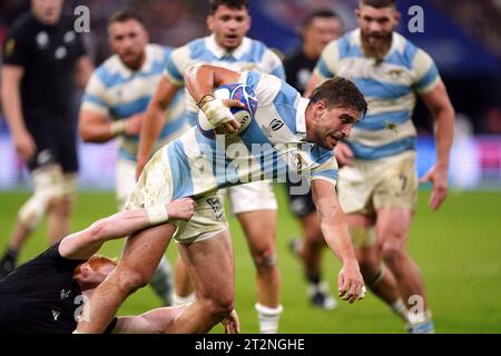 L'Argentin Juan Cruz Mallia est affronté lors du match de demi-finale de la coupe du monde de Rugby 2023 au Stade de France, Saint Denis, Paris. Date de la photo : Vendredi 20 octobre 2023. Banque D'Images