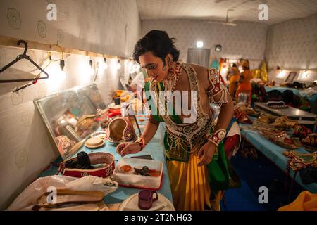 New Delhi, Inde. 19 octobre 2023. Un artiste se prépare avant la performance de 'Shri RAM', basé sur l'épopée Ramayana à Shriram Bharatiya Kala Kendra. La 67e édition du drame de danse annuel 'Shri RAM', qui est créé et conçu dans un format de danse-drame distinctif. C’est devenu l’un des événements les plus populaires de Dussehra dans la capitale. Crédit : SOPA Images Limited/Alamy Live News Banque D'Images