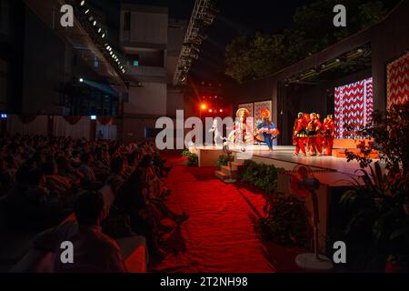 New Delhi, Inde. 19 octobre 2023. Une foule énorme a vu la performance de 'Shri RAM', basé sur l'épopée Ramayana à Shriram Bharatiya Kala Kendra. La 67e édition du drame de danse annuel 'Shri RAM', qui est créé et conçu dans un format de danse-drame distinctif. C’est devenu l’un des événements les plus populaires de Dussehra dans la capitale. Crédit : SOPA Images Limited/Alamy Live News Banque D'Images