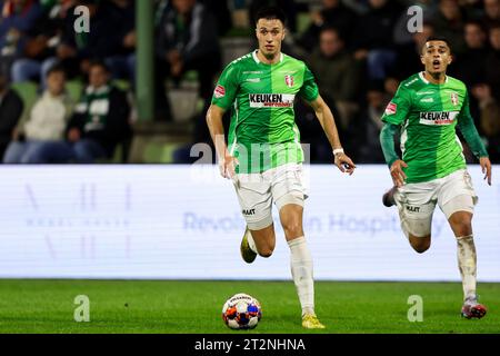 Dordrecht, pays-Bas. 20 octobre 2023. DORDRECHT, PAYS-BAS - 20 OCTOBRE : Rene Kriwak du FC Dordrecht court avec le ballon lors du match néerlandais Keuken Kampioen Divisie entre le FC Dordrecht et Jong Ajax au Matchoholic Stadion le 20 octobre 2023 à Dordrecht, pays-Bas. (Photo Hans van der Valk/Orange Pictures) crédit : Orange pics BV/Alamy Live News Banque D'Images